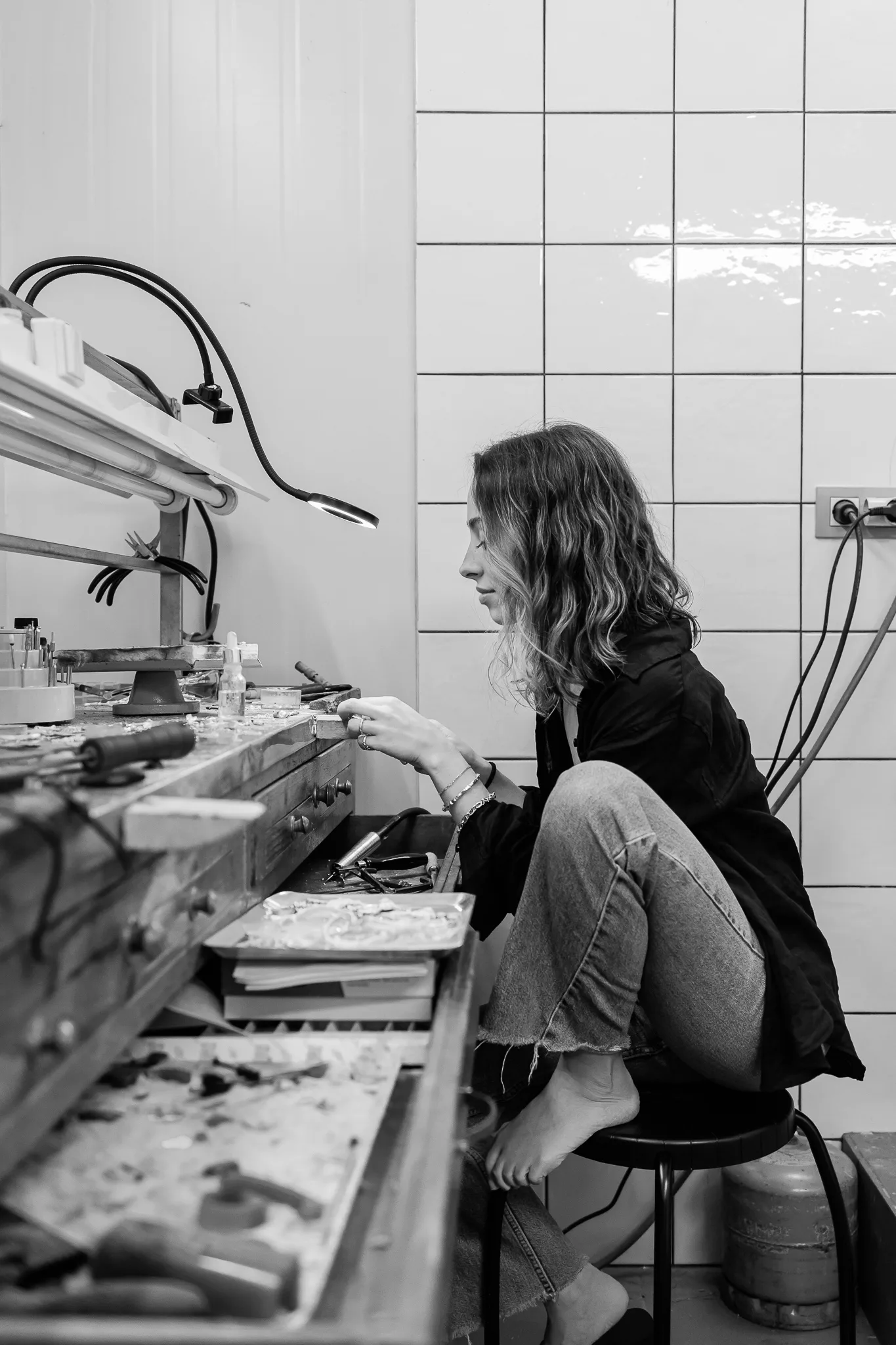 Sara à bancada, no atelier em Vila Nova de Gaia.